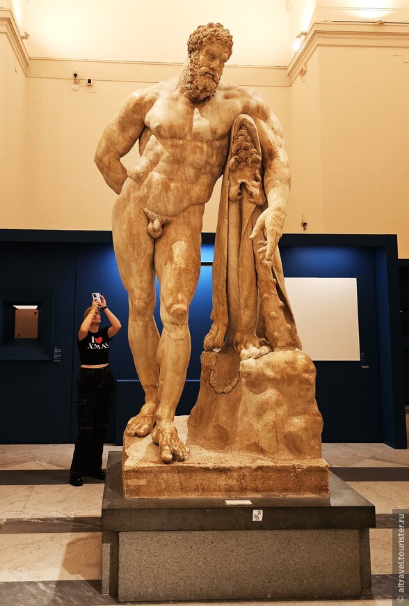 Геркулес Фарнезе. Оцените размеры статуи, которую обнаружили в Термах Каракаллы в Риме.