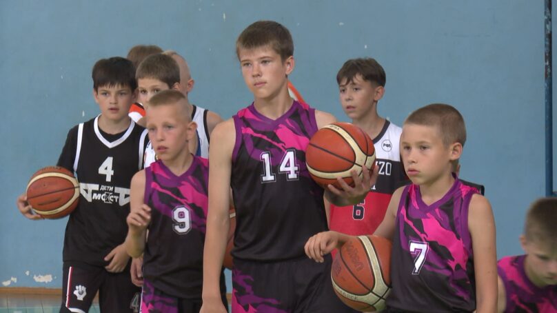 Для детей калининградского баскетбола тренировочное занятие в спортзале «Динамо» провёл капитан саратовского «Автодора»