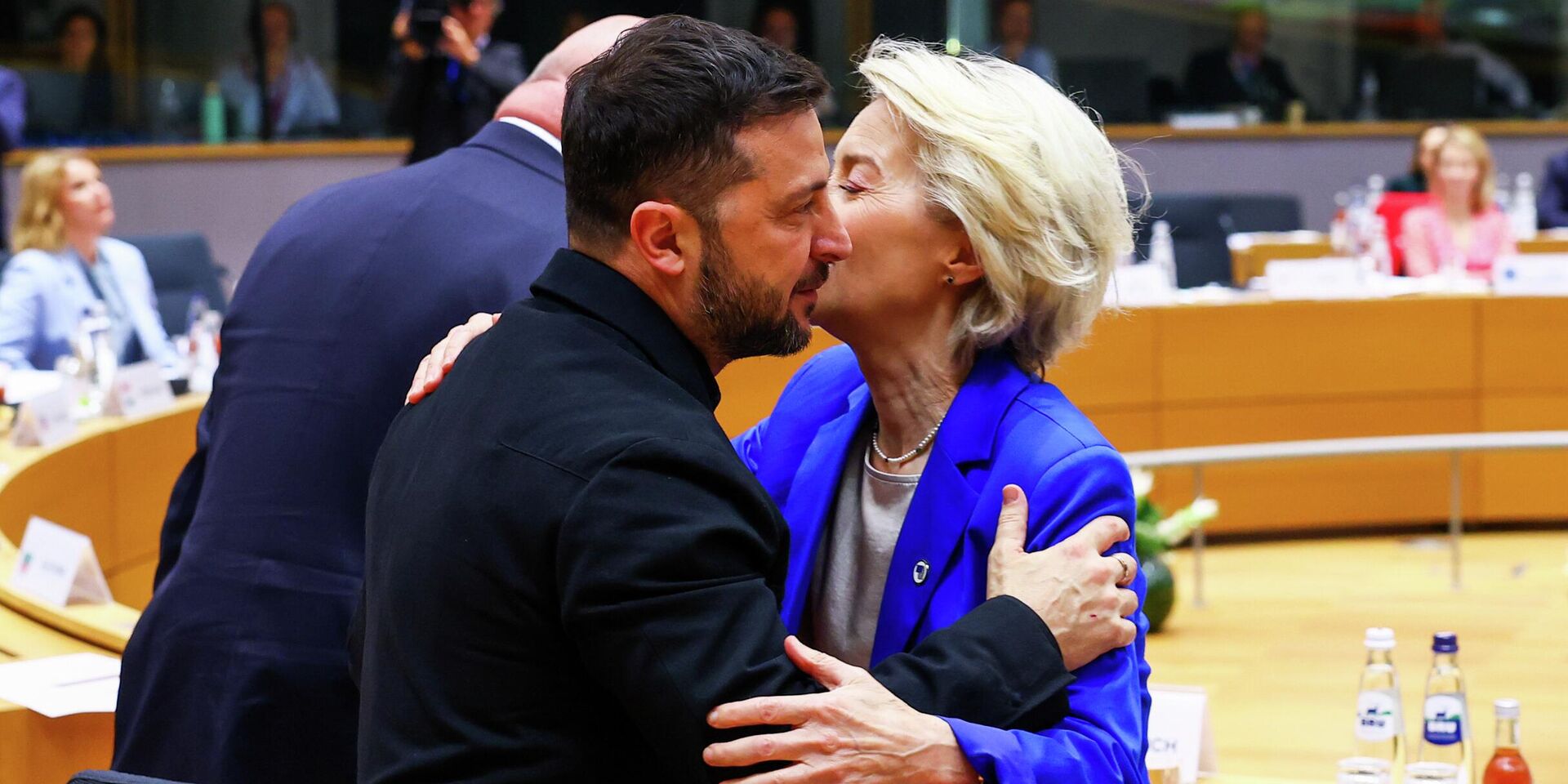 Председатель Европейской комиссии Урсула фон дер Ляйен и Владимир Зеленский во время встречи на саммите ЕС в Брюсселе - ИноСМИ, 1920, 24.11.2025