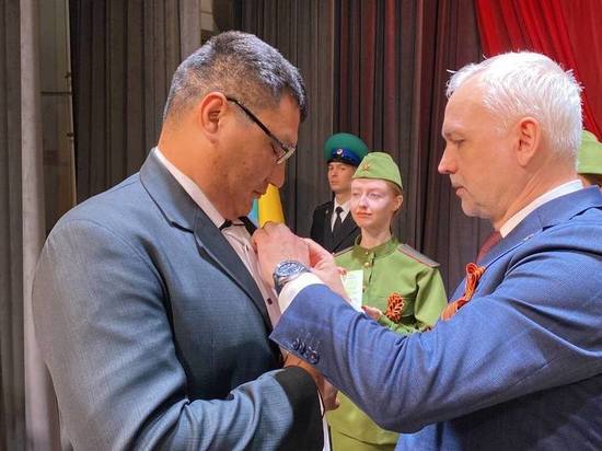 В Омской области герою СВО вручили медаль “За отвагу” в День Победы