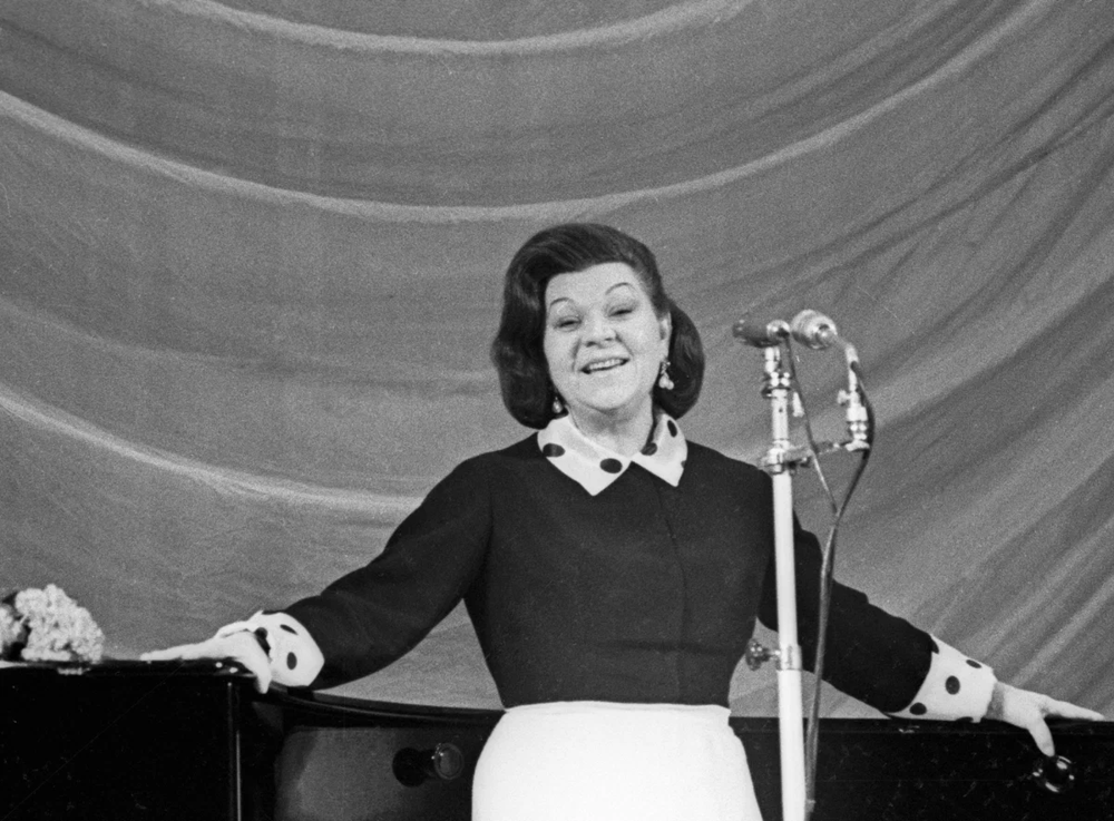 Клавдия Шульженко во время выступления, 1965 год