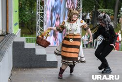 Среди косплееров нашлись и те, кто решил закосплеить персонажей фильма «Мама» 1976 года