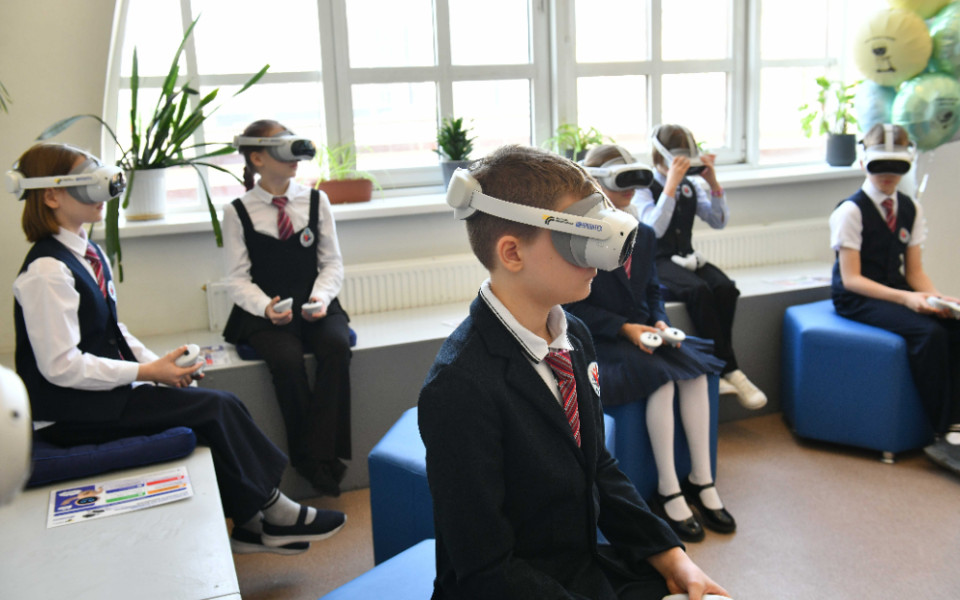 В России представили первый VR-тренажер по изучению ПДД для детей