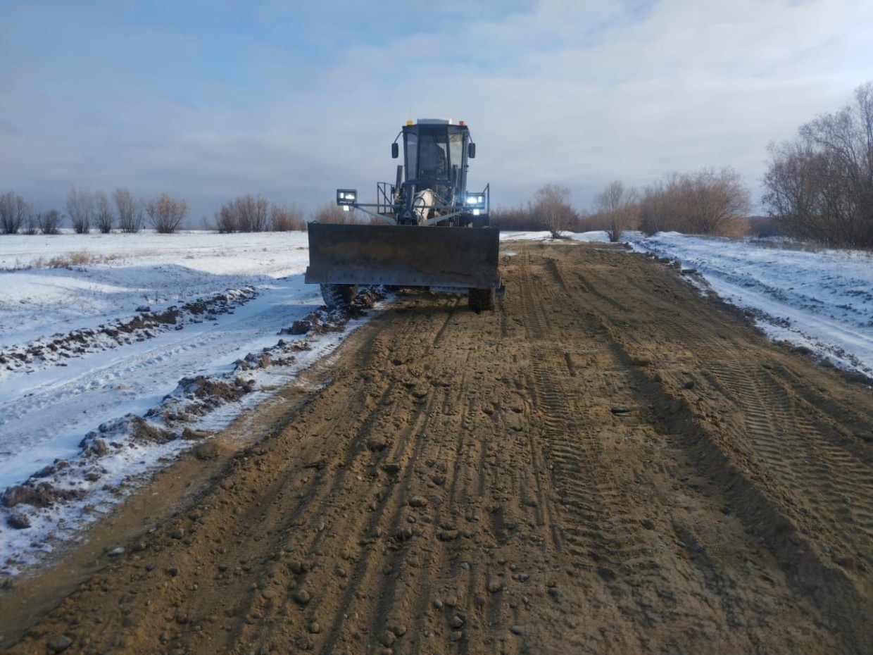 Ледовые переправы через реку Лену в Якутии готовят к открытию