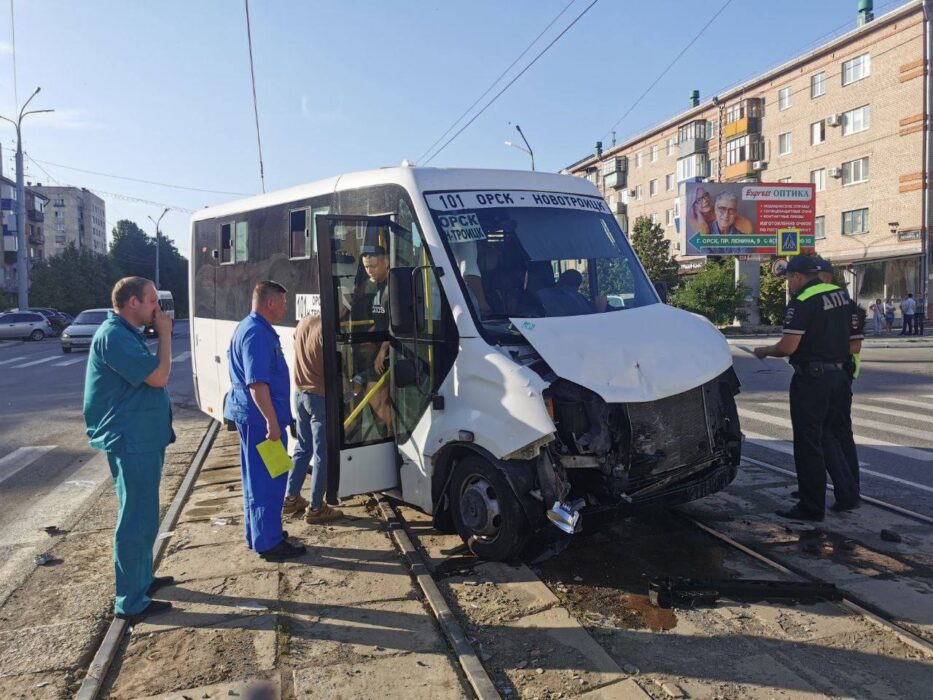 Водитель автобуса потерял сознание за рулем