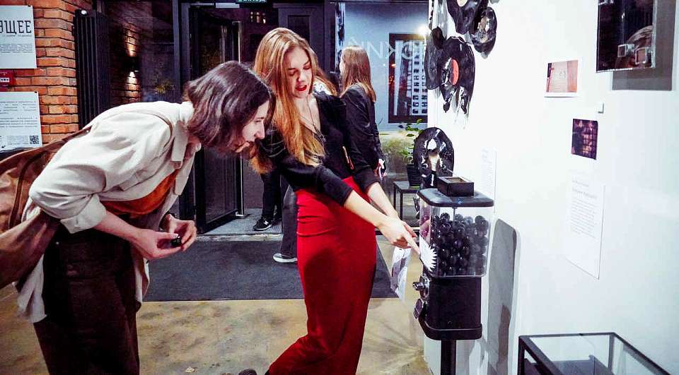 Взгляд сквозь время: воронежские художники представили работы на тему будущего