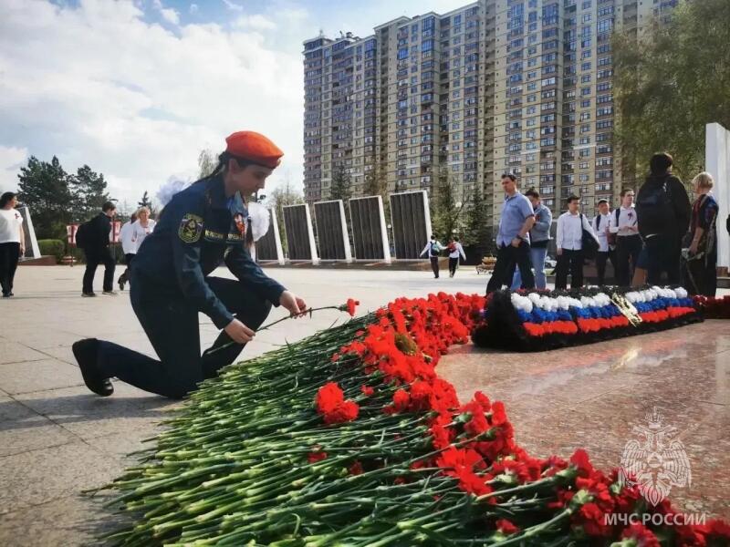 Кадеты МЧС России из МАОУ СОШ № 48 города Тюмени имени Героя Советского Союза Дмитрия Михайловича Карбышева возложили цветы к Вечному огню.