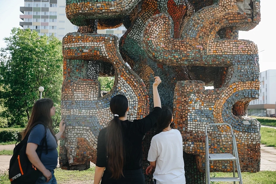 Фото: челнинские активисты начали восстанавливать скульптуру Ханова 