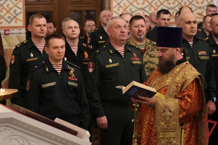 Благодарственный молебен с крестным ходом состоялся в Главном храме Росгвардии в преддверии Дня Победы (видео)