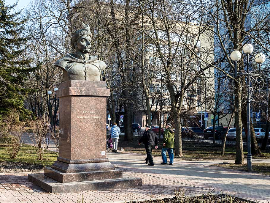 Белгород хмельницкий. Памятник Богдану Хмельницкому в Белгороде. Памятник Богдана Хмельницкого Белгород. Богдан Хмельницкий памятник в Белгороде. Памятник гетману Запорожского войска.