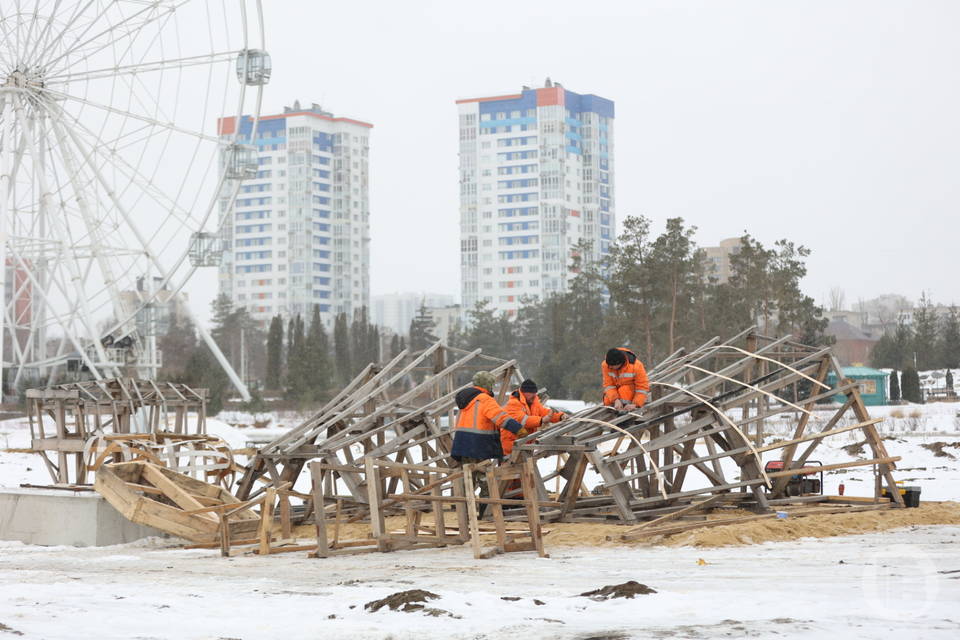 Масленица в парке космонавтов ижевск 2024. Масленица ЦПКИО Волгоград. Центральный парк Масленица. МБУ Северное Волгоград. Чучело Масленицы.