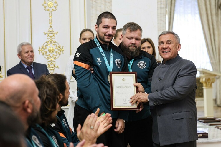 Алексей Бурдин (слева) получил тяжелейшую травму шейного отдела позвоночника