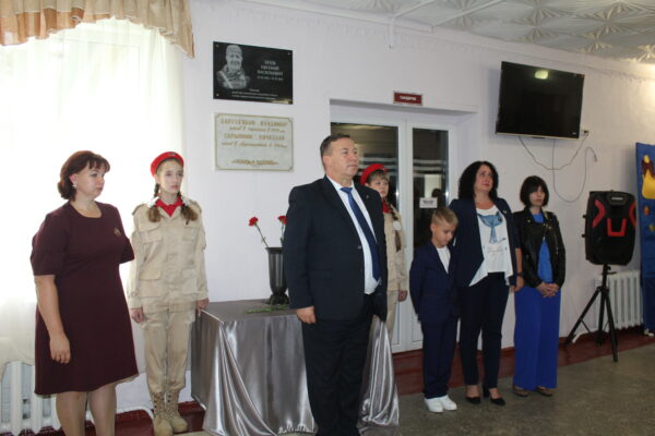 В школе №1 в Дубровке открыли мемориальную доску герою СВО Евгению Зуеву