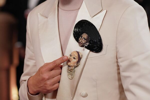 Джон М. Чу поразил всех появившись в брошах с лицами Синтии Эриво и Арианы Гранде - Sputnik Абхазия