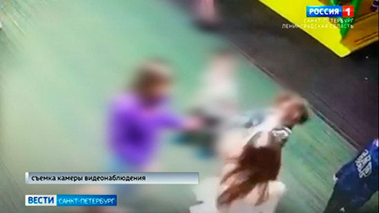 Женщина избила детей на площадке. Избиение школьника в Приморском районе СПБ. Школьники в ТЦ. Санкт-Петербург женщина избила 11 летнего ребенка.