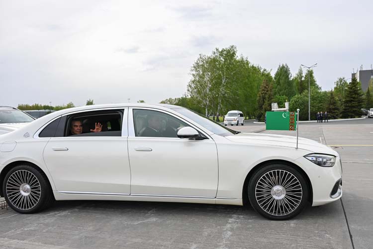 Белый цвет у Бердымухамедова — любимый. К трапу подали белый Maybach, ровно на таком же Бердымухамедов выезжал из Ашхабада. Привезли оттуда или здесь нашли подходящую модель?