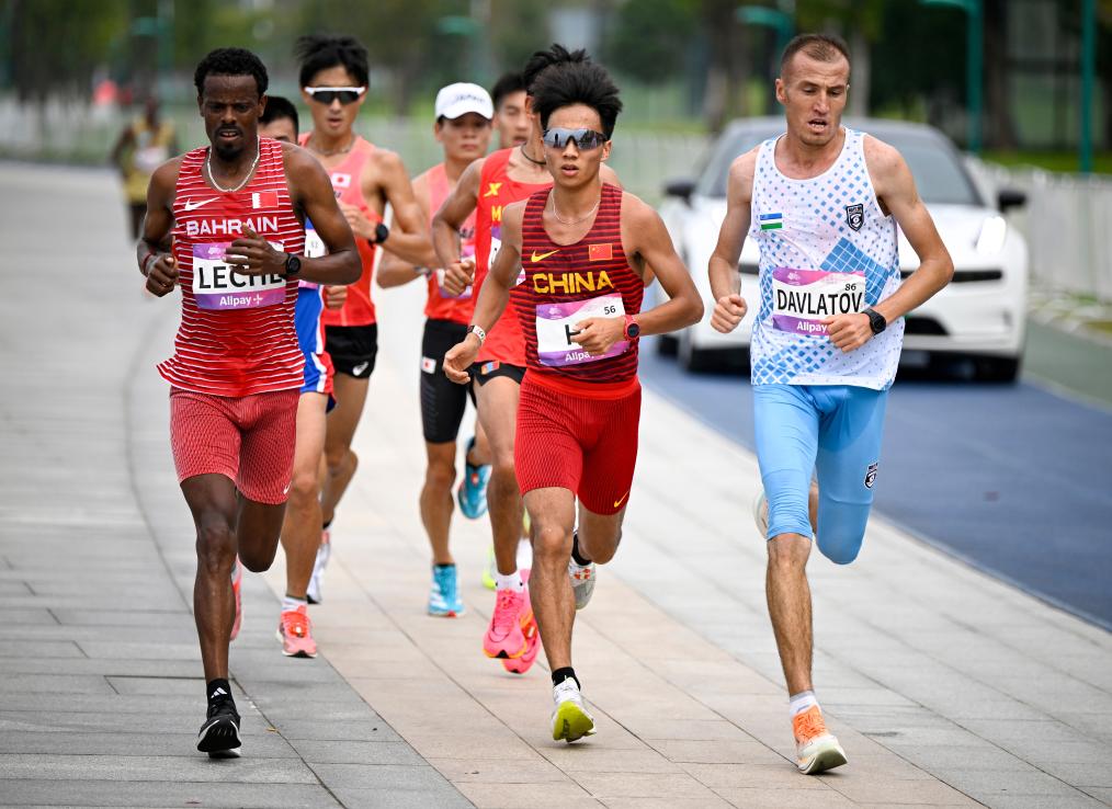 Мужчины марафон 40 км. Китайские спортсмены.
