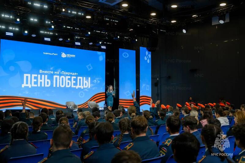 МЧС России провели парад наследников Победы в Тавриде