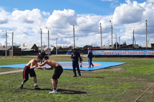 Более 200 спортсменов Приангарья приняли участие в открытии нового стадиона Усть-Ордынской гимназии-интерната 