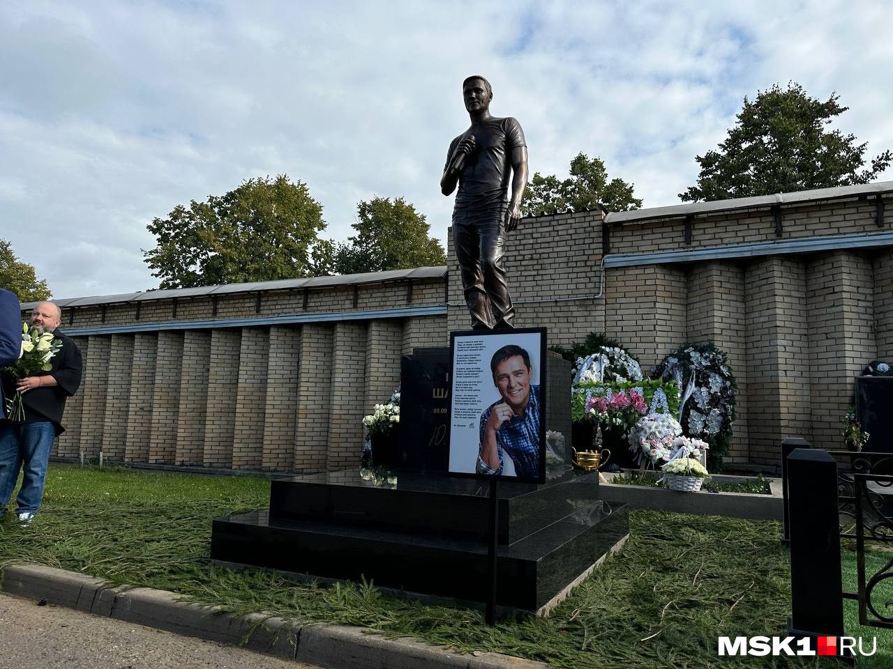 Шатунова поставили памятник. Троекуровское кладбище Шатунов могила. Памятник Юры Шатунова. Памятник Юрию Шатунову. Памятник Юрию Шатунову на Троекуровском кладбище.