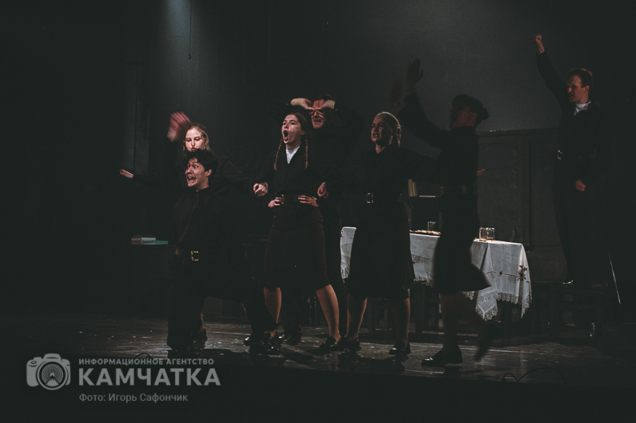 Предпремьерный показ спектакля «Завтра была война» на Камчатке (фоторепортаж). Фото: ИА «Камчатка» \ Игорь Сафончик. Фотография 11