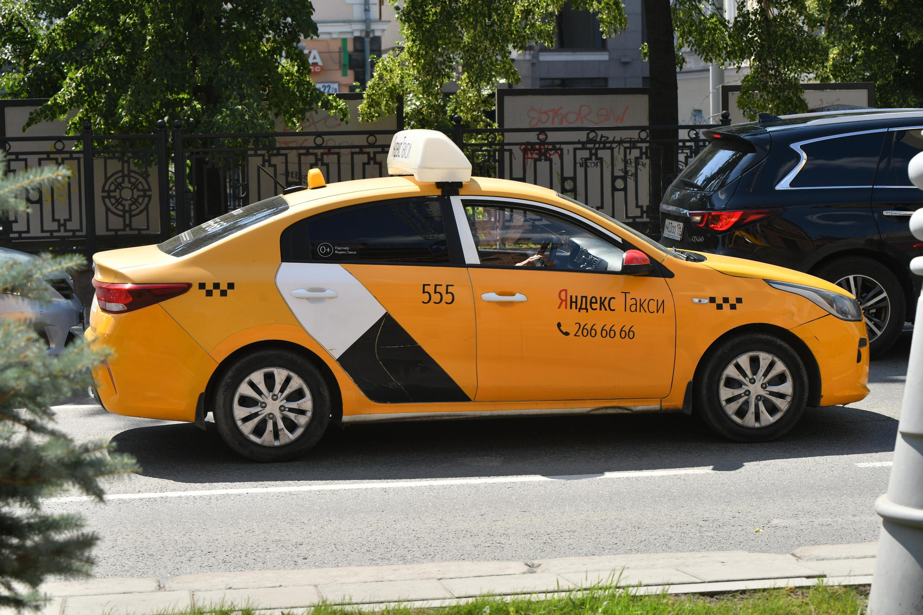 Машина напрокат. Шкода рапид сити мобил. Машина под такси екатеринбург. Машина под такси екатеринбург. Такси для богатых.