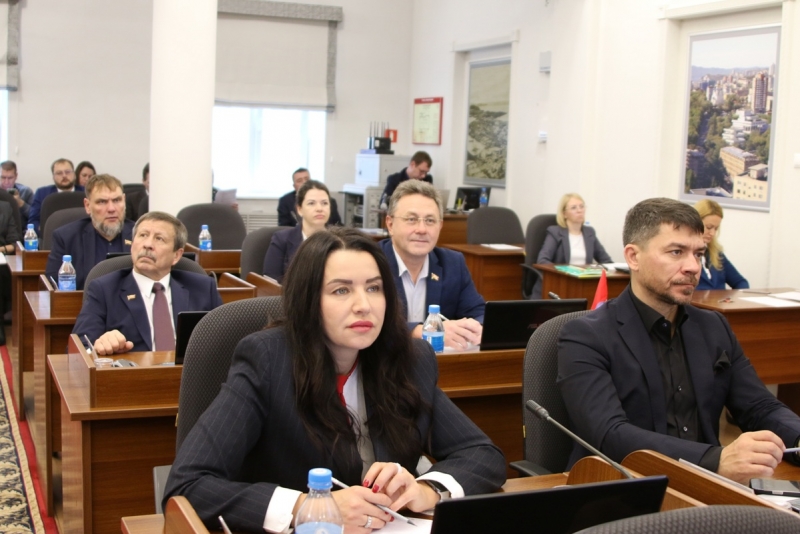 На заседании депутаты рассмотрели 27 вопросов