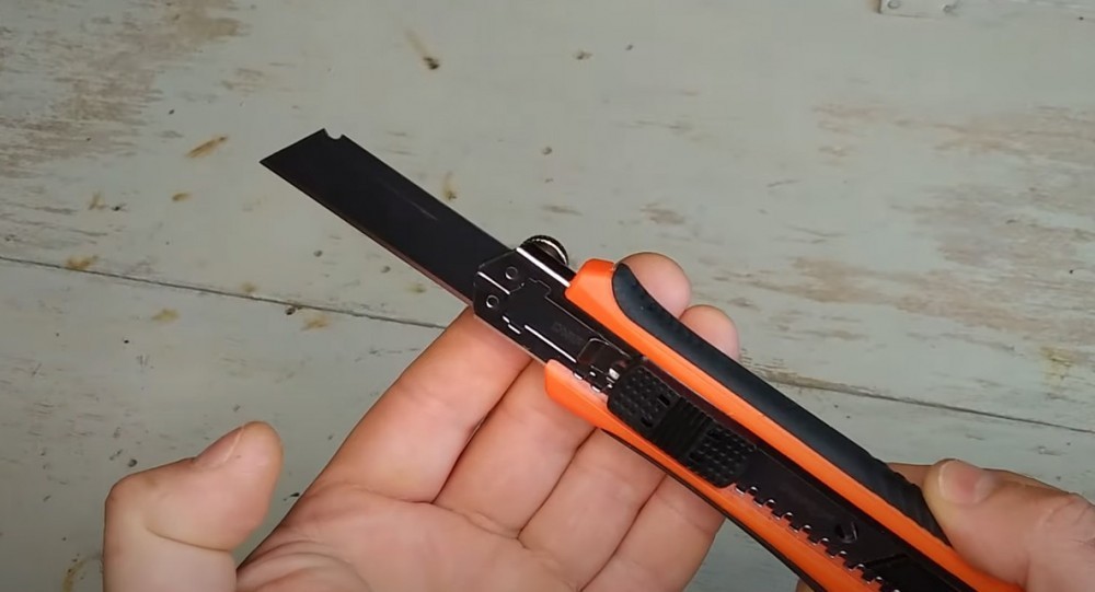 канцелярский нож для детей. порезы канцелярские ножем. девочка канцелярским ножом. девочка канцелярским ножом. художественное вырезание из бумаги.