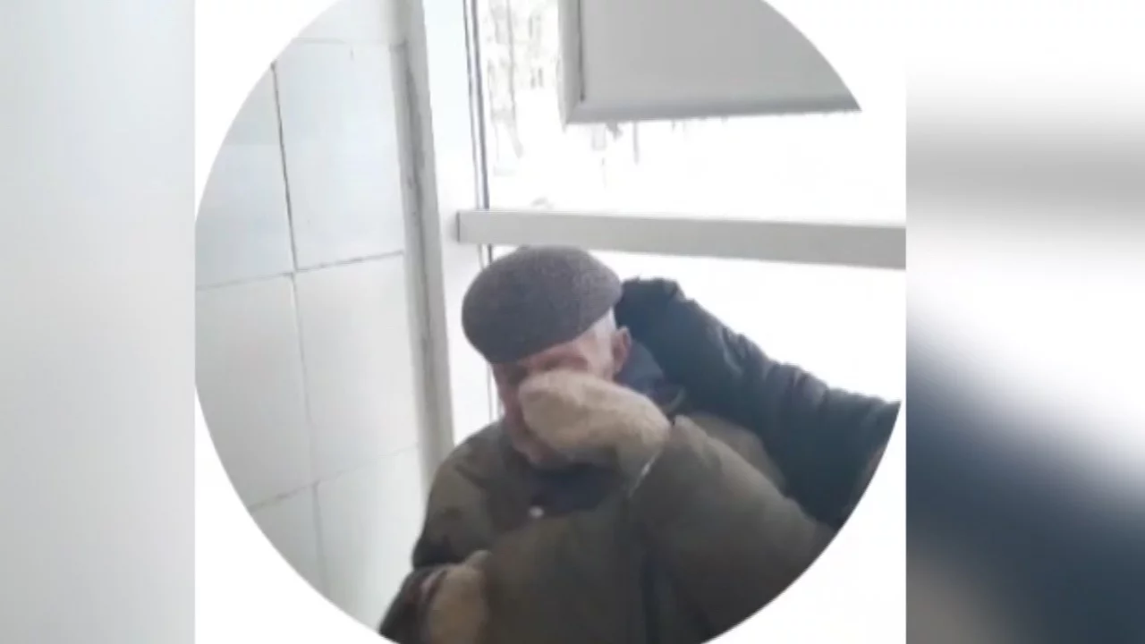 Издевательство над пенсионеркой. Video izdevatelstva nad pensionerkoj v permskoj parikmaherskoj.