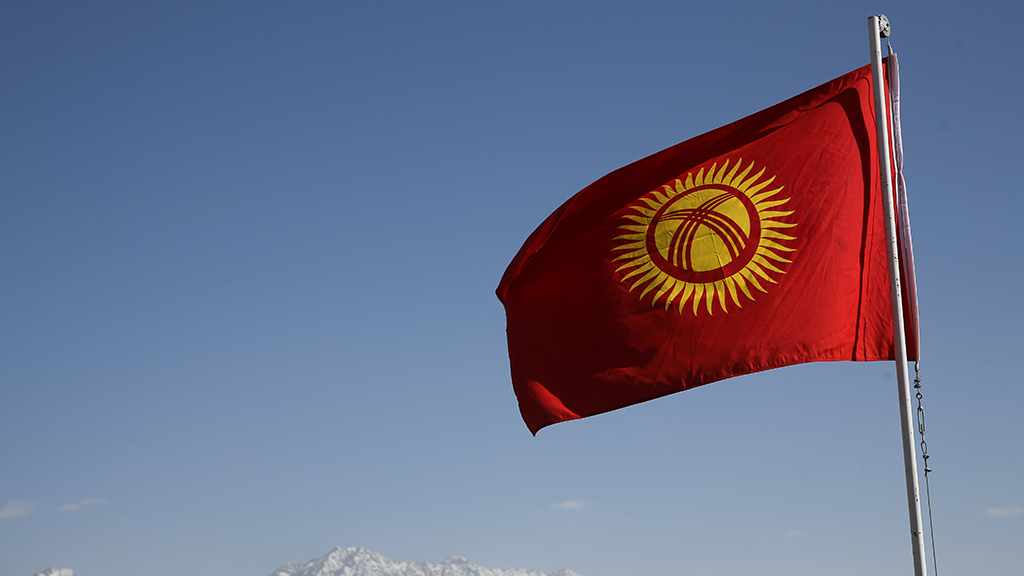 аскердик флаг кыргызстана. флаг турция и киргизия. китай кыргызстан флаги. как изменился флаг кыргызстана. кыргызстан бишкек флаг.