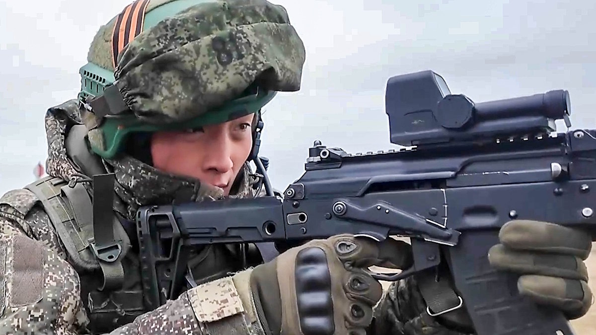 Военнослужащий КНДР, участвовавший в освобождении территории Курской области, во время огневой подготовки с российскими инструкторами (архивное фото)