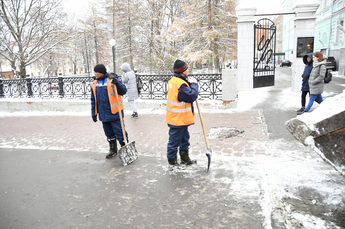 Жители тулы. Техника для уборки снега во дворе. Первый снег во дворе. Уборка снега в Туле во дворе. Снег в Туле.