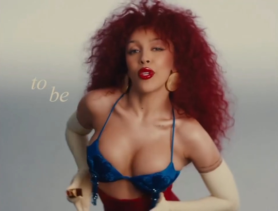 Огненная Ирина Шейк появилась в клипе у Doja Cat