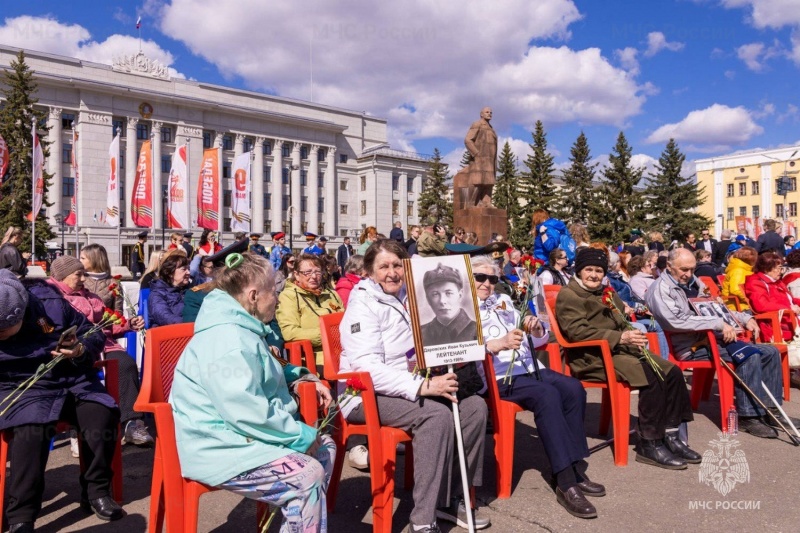 Кировские спасaтели приняли участие в торжественных мероприятиях в честь юбилея Великой Победы