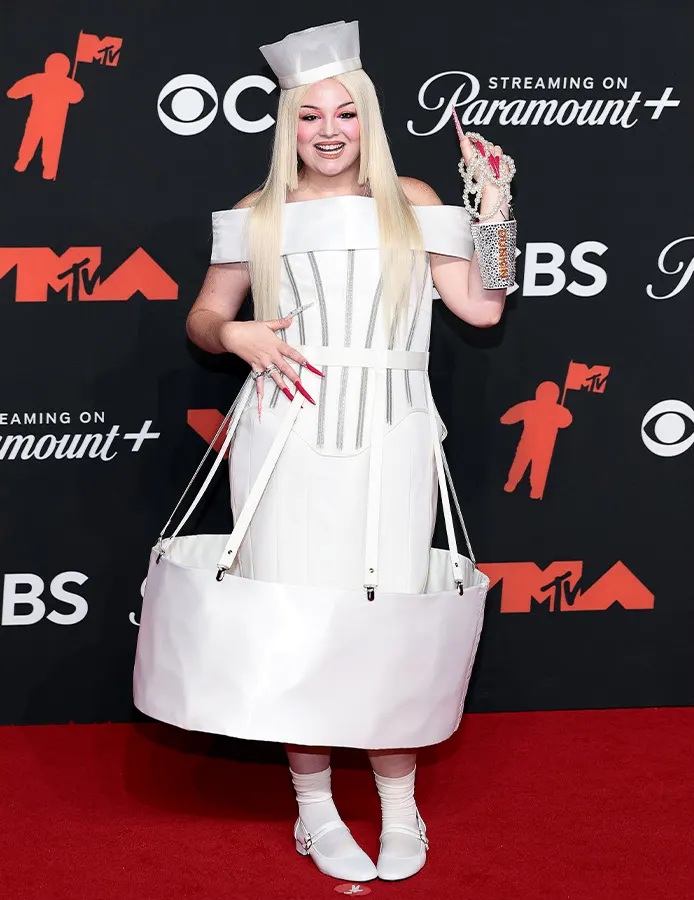 Доджа Кэт съела свою помаду, а Секси Рэд пришла в костюме чертенка с рогами на груди: Самые оригинальные и сек4суальные образы на MTV Video Music Awards 2025