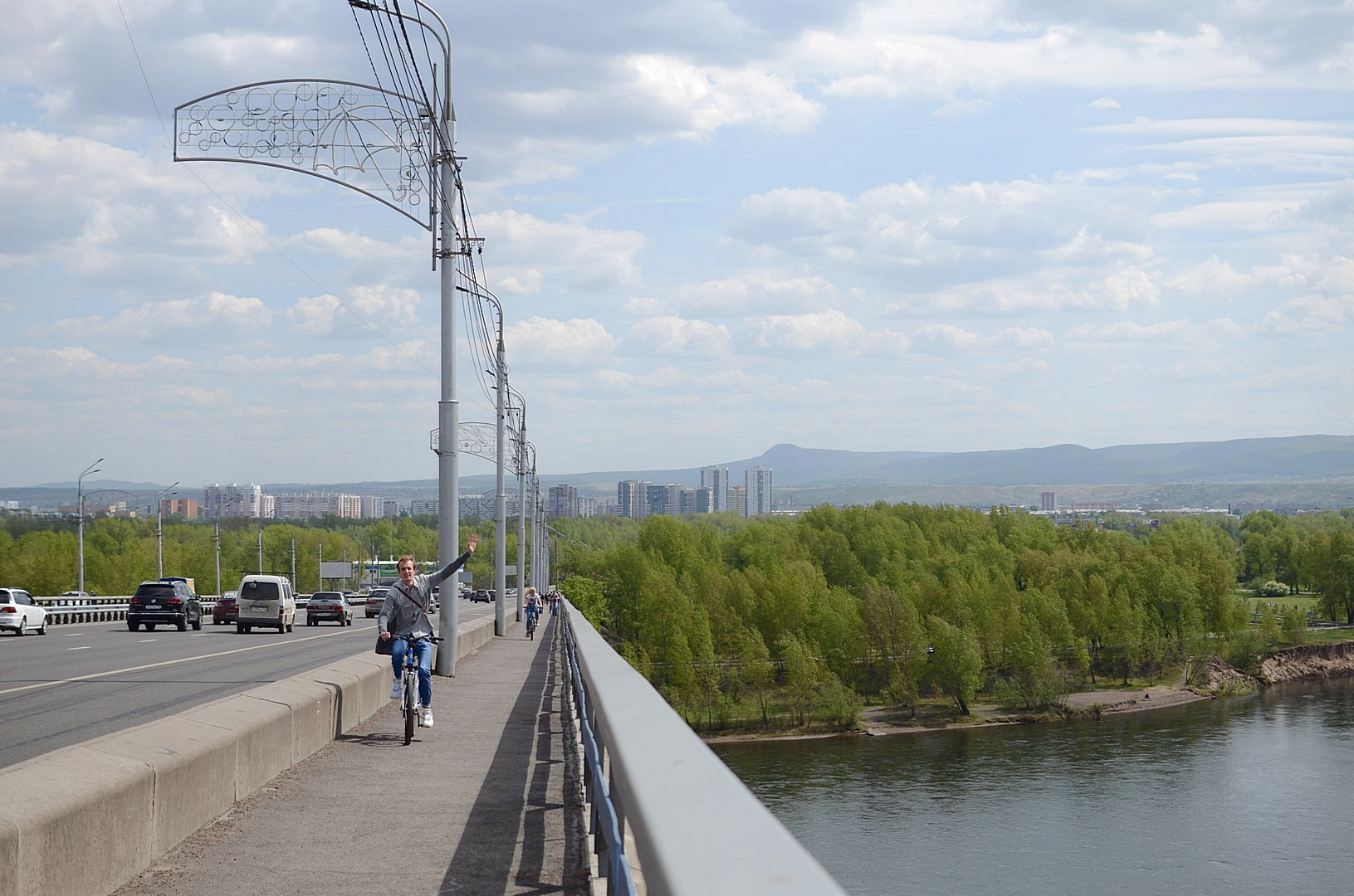 Октябрьском мост