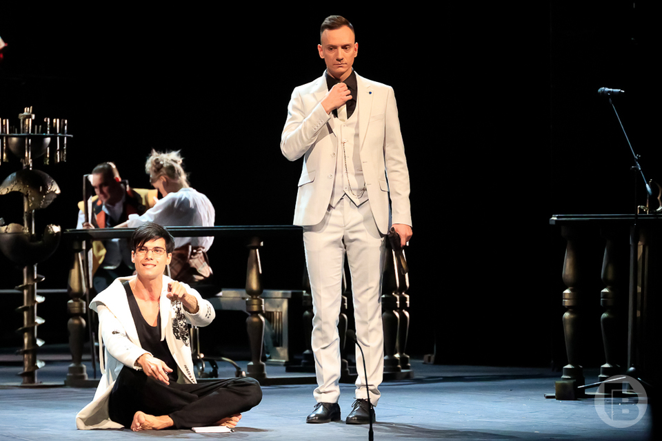 Мюзикл 12 стульев кеосаян. Мюзикл 12 стульев. Мизантроп волгоград спектакль. Спектакль сияние волгоград. Скрипач на крыше мюзикл.