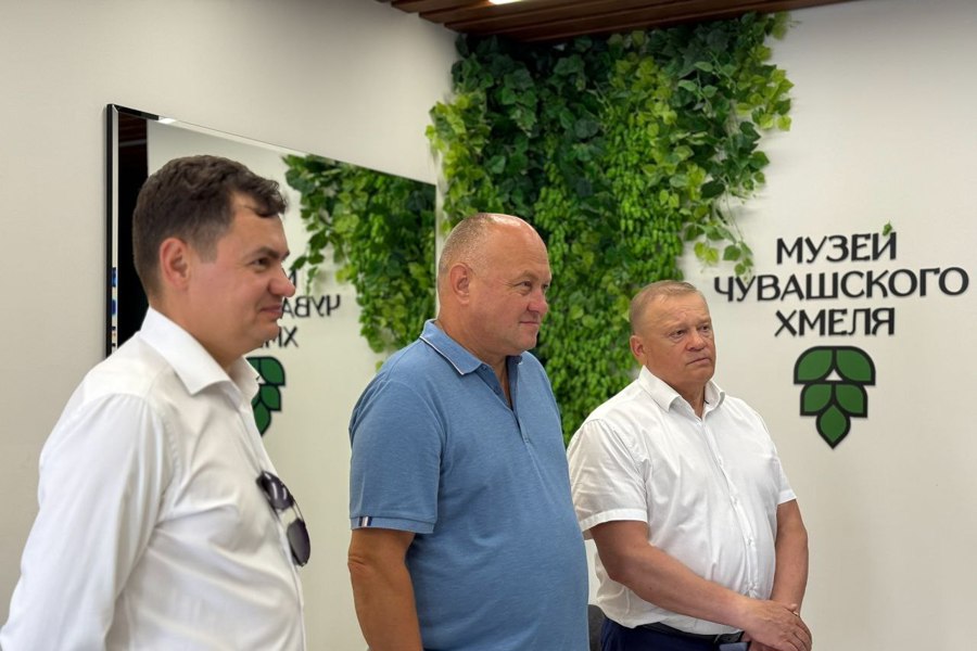 Депутат Виктор Горбунов с членом Совета Федерации Алексеем Кондратенко изучили развитие хмелеводства в Ядринском округе