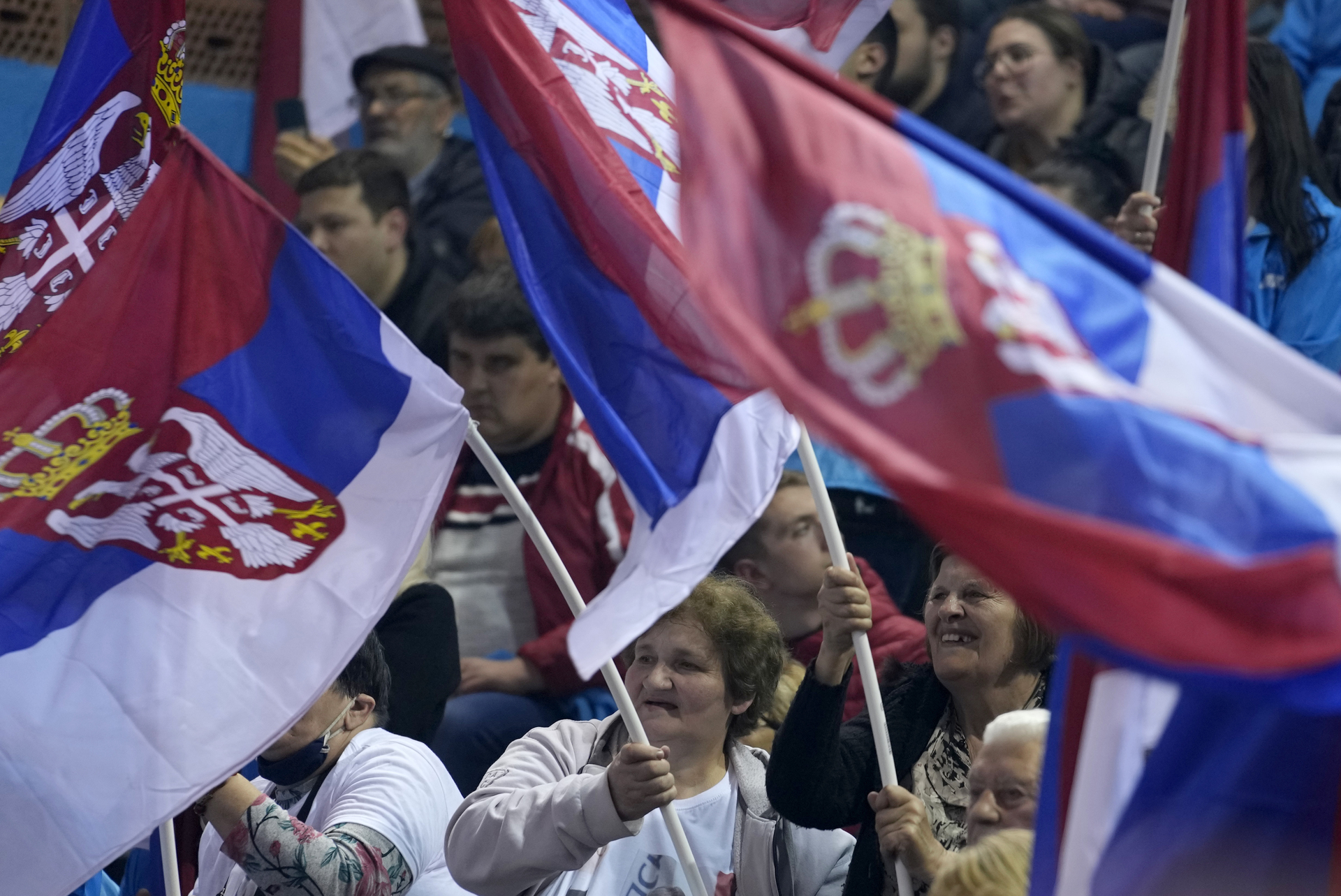 Важна сербия. Сербия люди 2023. Сербия против ЕС. Сербия и Россия 2023. Россия против Украины.