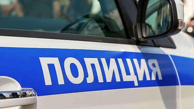 Полицейские Отдела МВД России по району Строгино задержали курьера мошенников, получивших от обманутой москвички денежные средства и ювелирные украшения