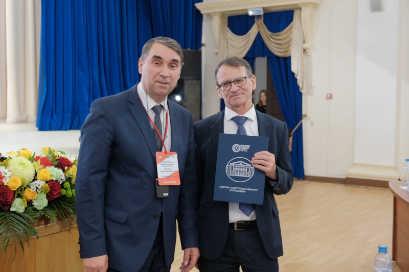 Торжественное вручение сертификатов и фотографий участникам заседания Совета при КТС СНГ