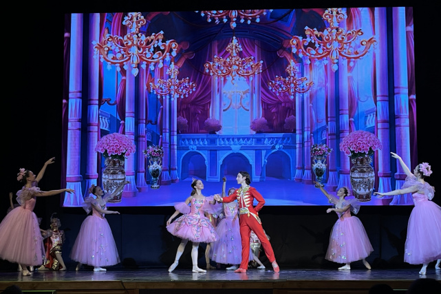 Сотрудники Управления Минюста России по Вологодской области посетили спектакль балета «Щелкунчик» в исполнении студии классического балета нашего города (фото 1)