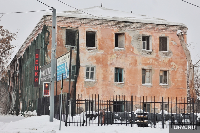 Предвыборные баннеры. Аварийное жилье. Курган, аварийное жилье, проспект машиностроителей 19