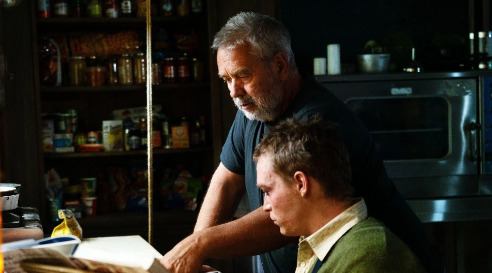 Люк Бессон и Калеб Лэндри Джонс, кадр со съемок фильма «Догмен» (2023) / Фото: Variety, автор Shana Besson