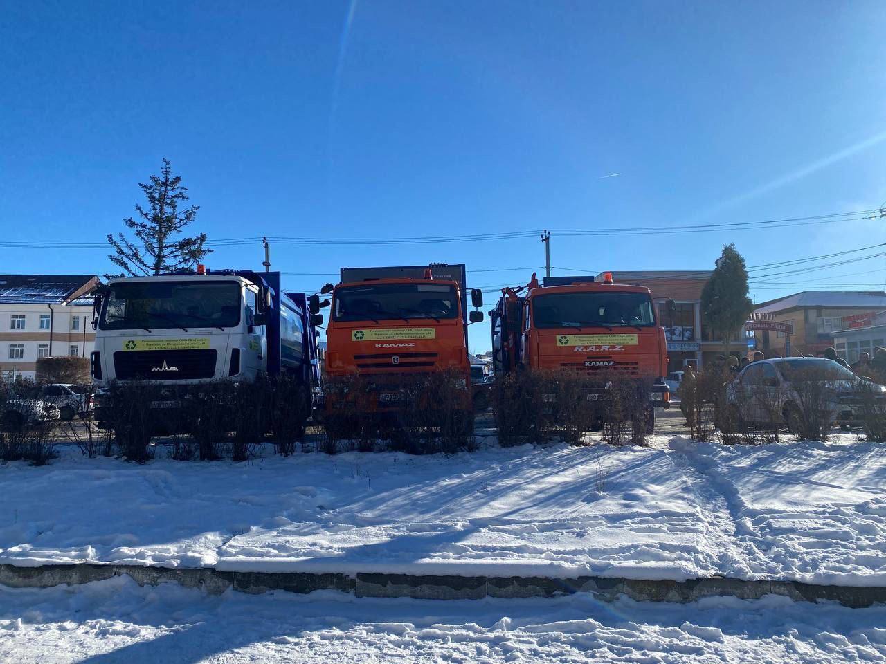 3 новых автомобиля КамАЗ для вывоза ТБО поступили в Малокарачаевский район Карачаево-Черкесии 