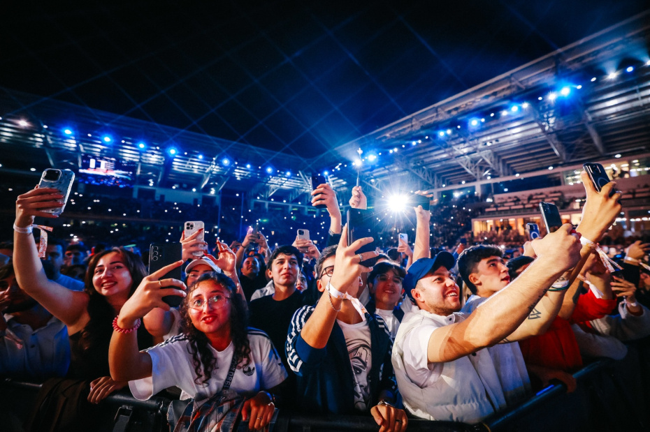 Зрители на церемонии закрытия III Игр стран СНГ