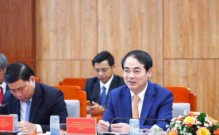 Делегация Совета Федерации во главе с первым заместителем Председателя СФ Андреем Яцкиным в рамках визита во Вьетнам встретились с руководством Народного комитета провинции Кханьхоа