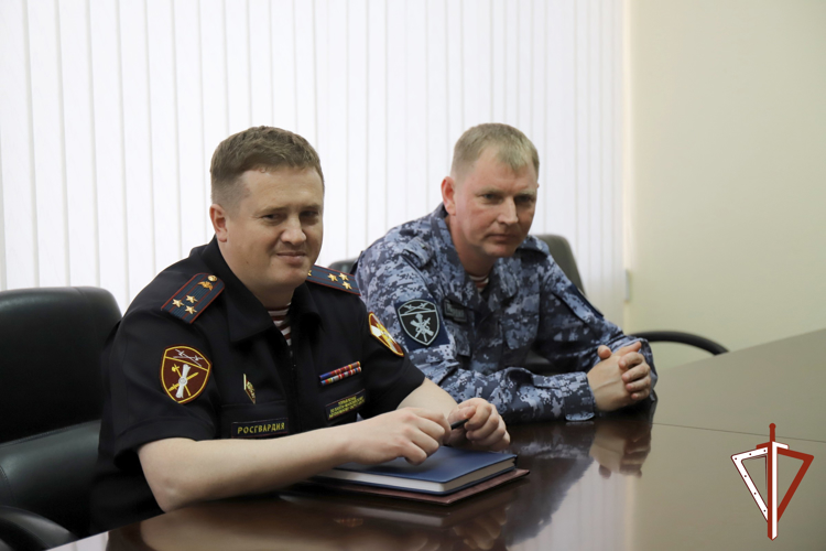 Начальник Управления Росгвардии по ХМАО — Югре провел рабочую встречу с представителями волонтерского движения «Шьем для наших»