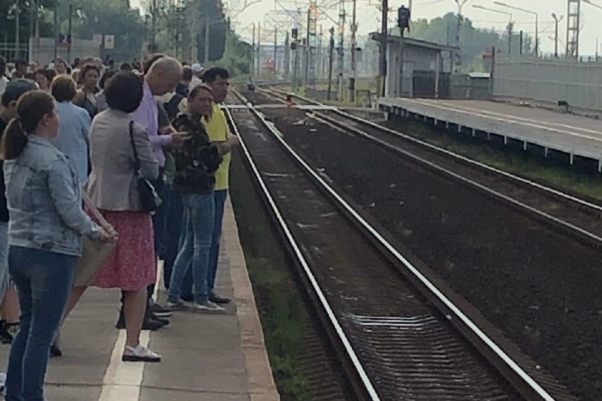 Электричка колпино московский сегодня. Электричка Колпино. Парня сбила электричка.