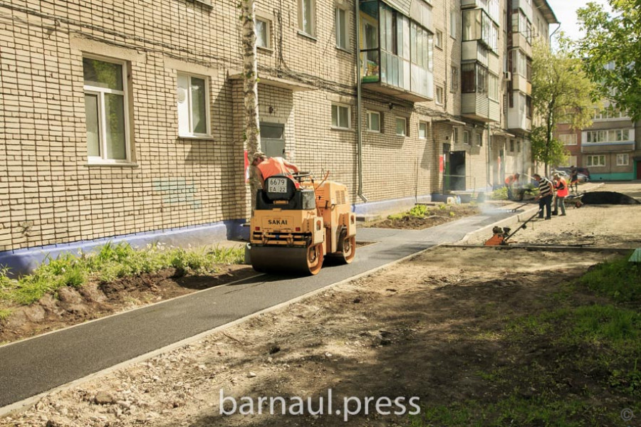 Благоустройство дворов в Барнауле в рамках национального проекта "Жилье и городская среда".